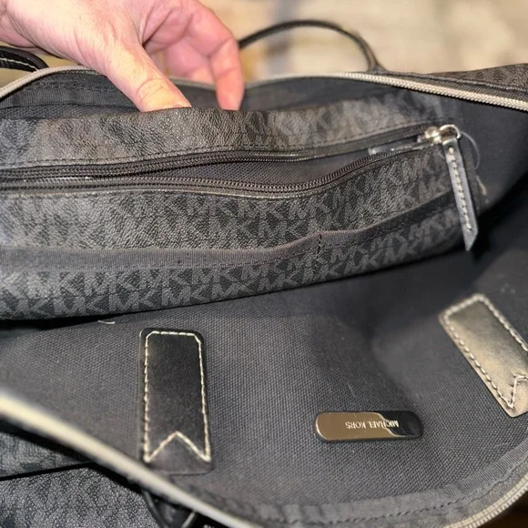 MICHAEL KORS TRAVEL LARGE TOP ZIP TOTE - Picture 9 of 14
